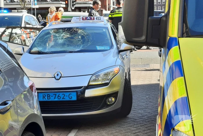 Fietser gewond door aanrijding met taxi