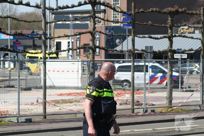 Motor heeft veel schade door botsing met personenauto en trein