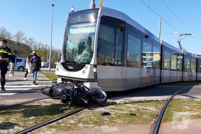 Motorrijder gewond door botsing met tram
