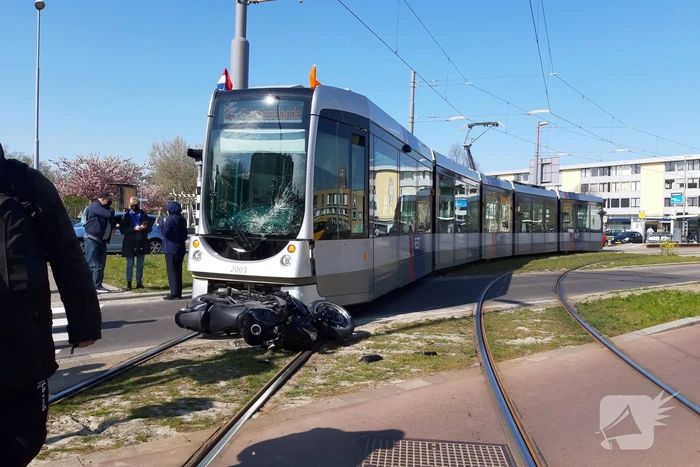 Motorrijder gewond door botsing met tram