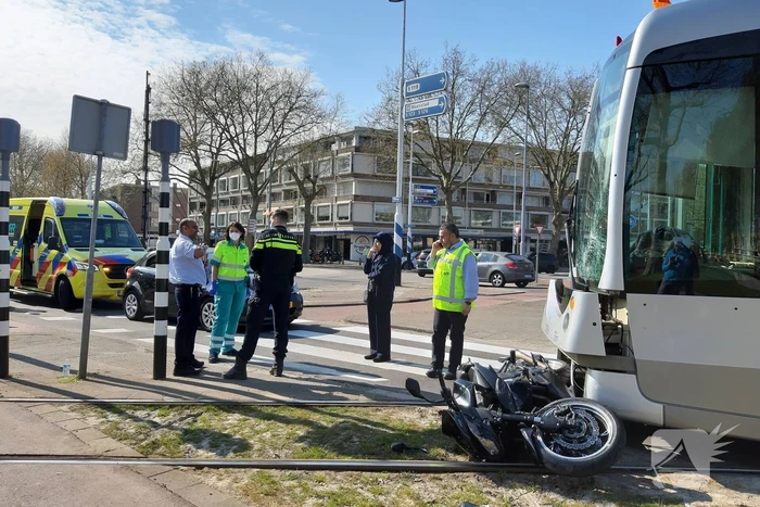 Motorrijder gewond door botsing met tram