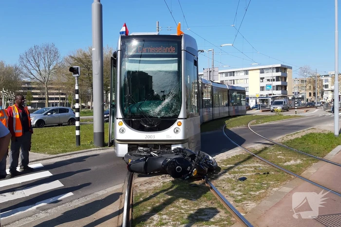 Motorrijder gewond door botsing met tram