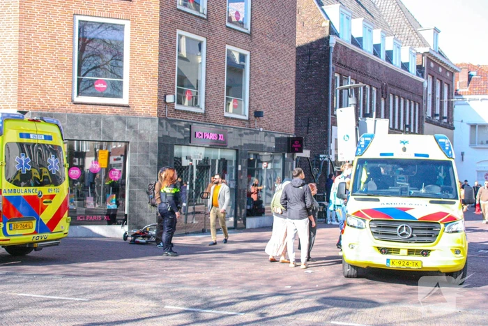Ongeval tussen scooter en fiets trekt veel bekijks