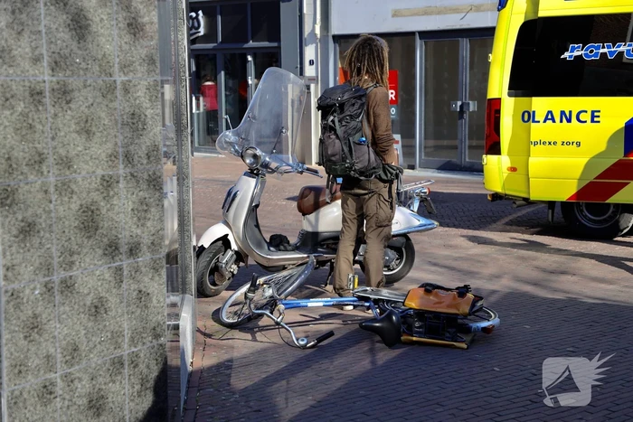 Ongeval tussen scooter en fiets trekt veel bekijks