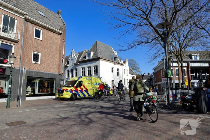 Ongeval tussen scooter en fiets trekt veel bekijks