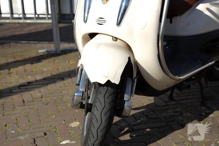 Ongeval tussen scooter en fiets trekt veel bekijks