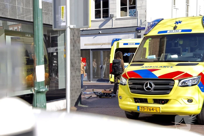 Ongeval tussen scooter en fiets trekt veel bekijks