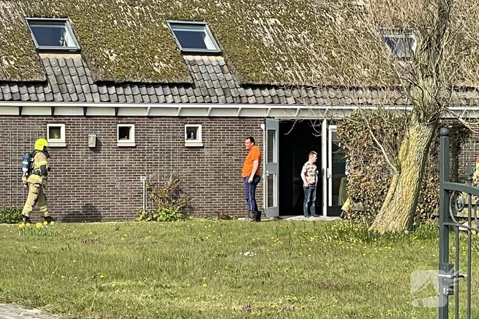 Brandweer doet controle na brand in oven