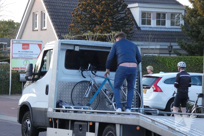 Wielrenner geschept door auto