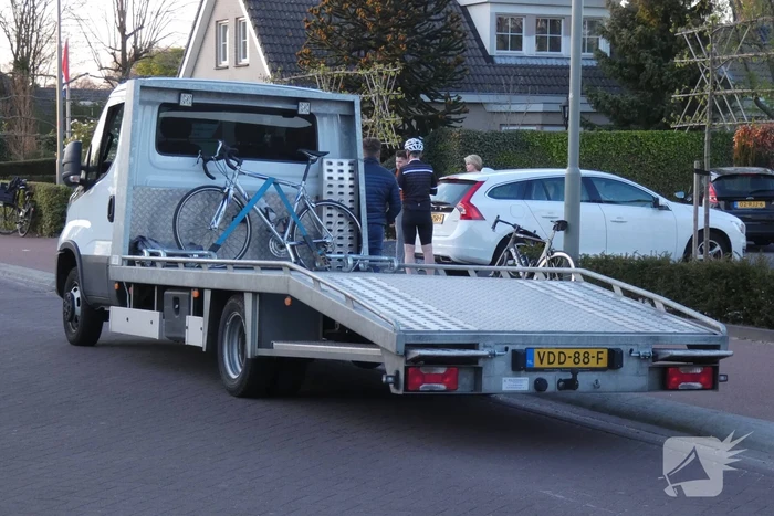 Wielrenner geschept door auto