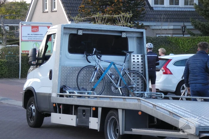 Wielrenner geschept door auto