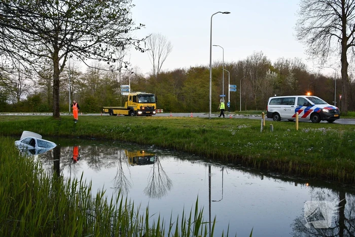 Auto rijdt diepe sloot in