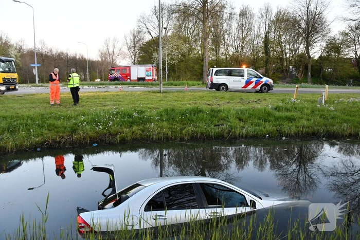 Auto rijdt diepe sloot in
