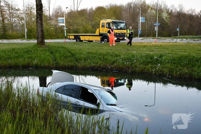 Auto rijdt diepe sloot in