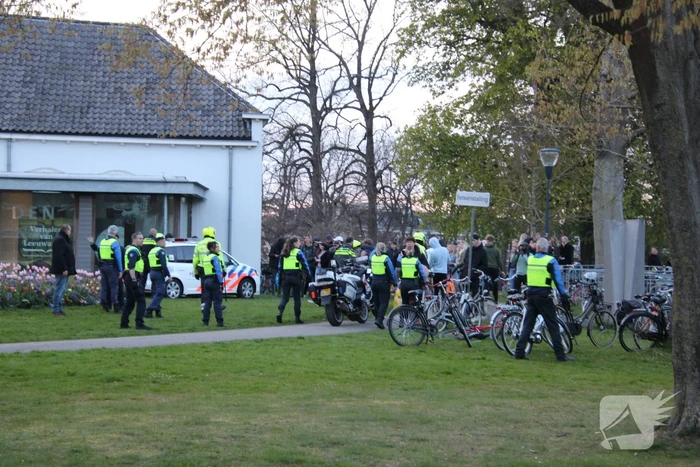 Jongeren keren zich tegen politie in Prinsentuin