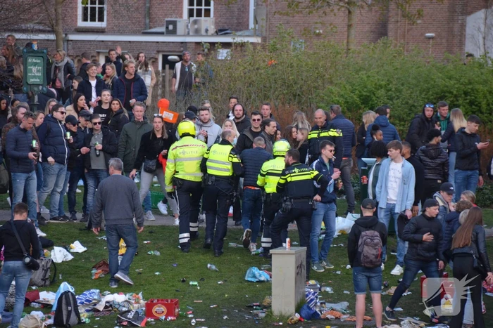 Jongeren keren zich tegen politie in Prinsentuin