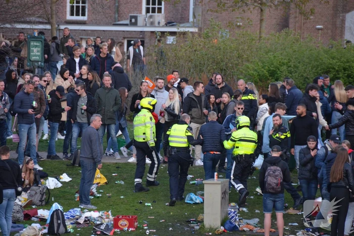 Jongeren keren zich tegen politie in Prinsentuin