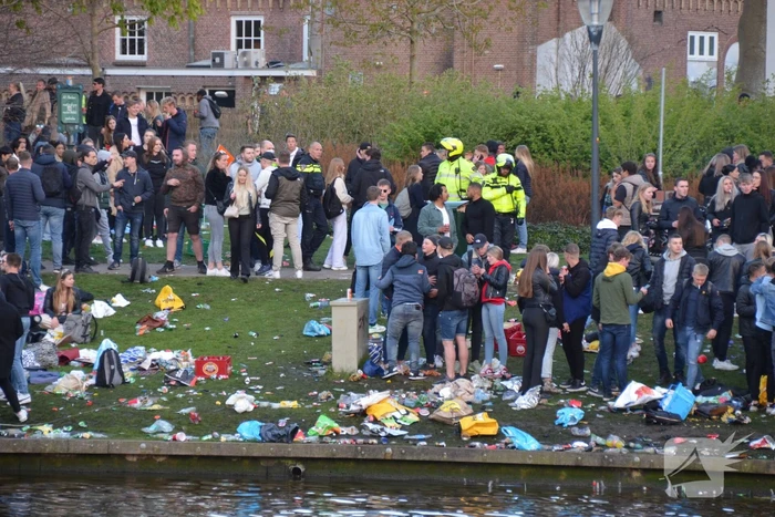 Jongeren keren zich tegen politie in Prinsentuin