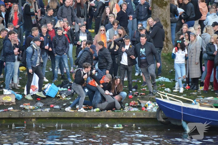 Jongeren keren zich tegen politie in Prinsentuin