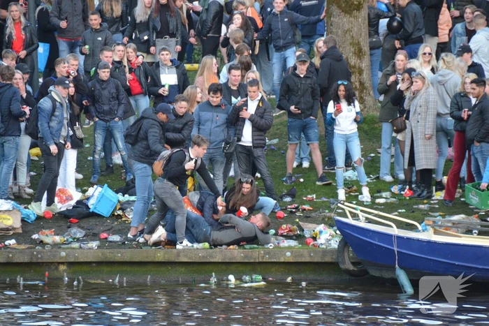 Jongeren keren zich tegen politie in Prinsentuin