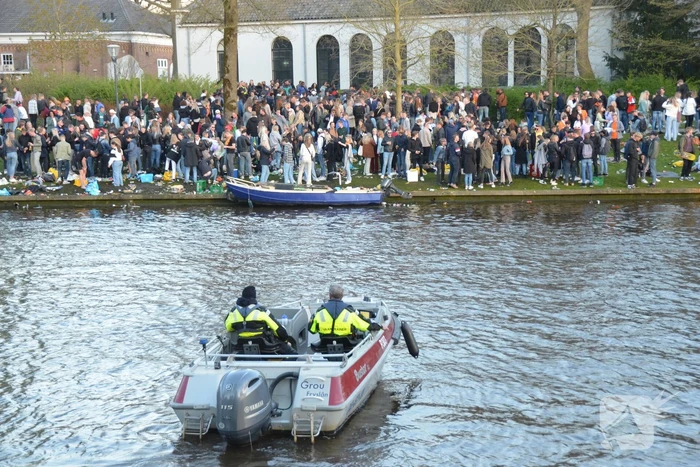 Jongeren keren zich tegen politie in Prinsentuin
