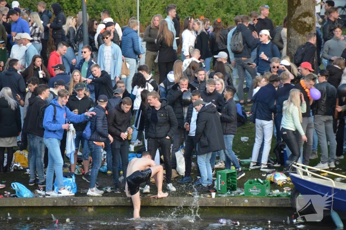 Jongeren keren zich tegen politie in Prinsentuin