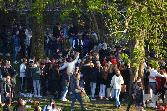 Jongeren keren zich tegen politie in Prinsentuin