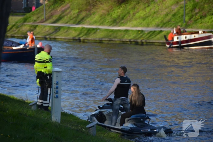 Jongeren keren zich tegen politie in Prinsentuin