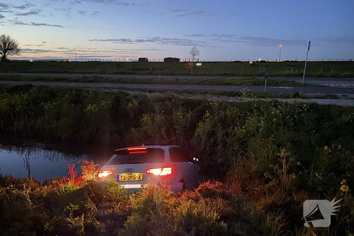 Personenauto belandt in sloot