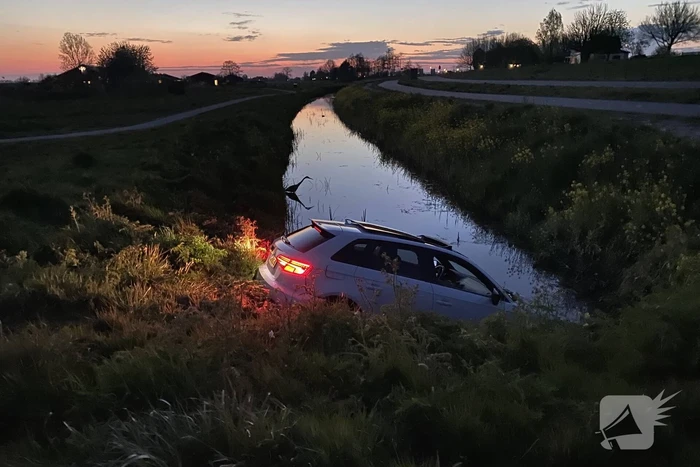 Personenauto belandt in sloot