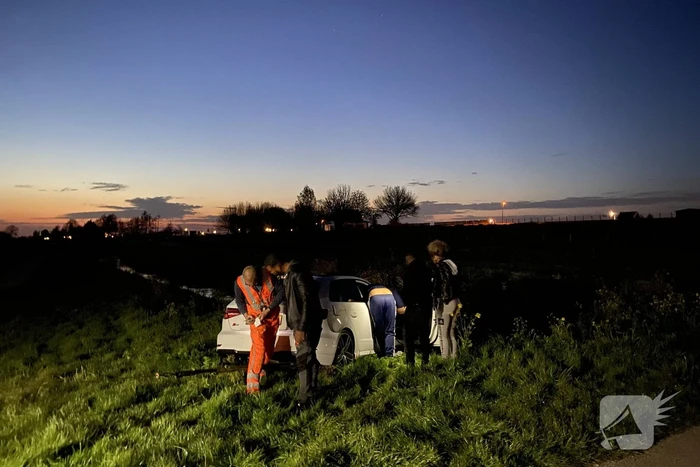 Personenauto belandt in sloot