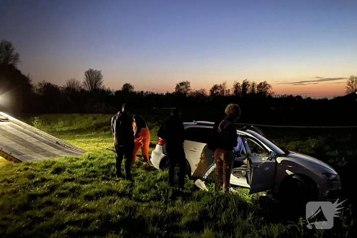 Personenauto belandt in sloot