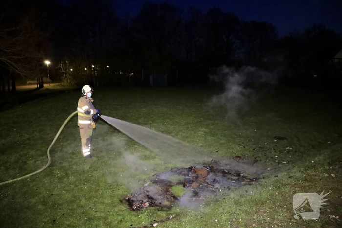 Brandweer blust in brand gevlogen vuurwerkpotten