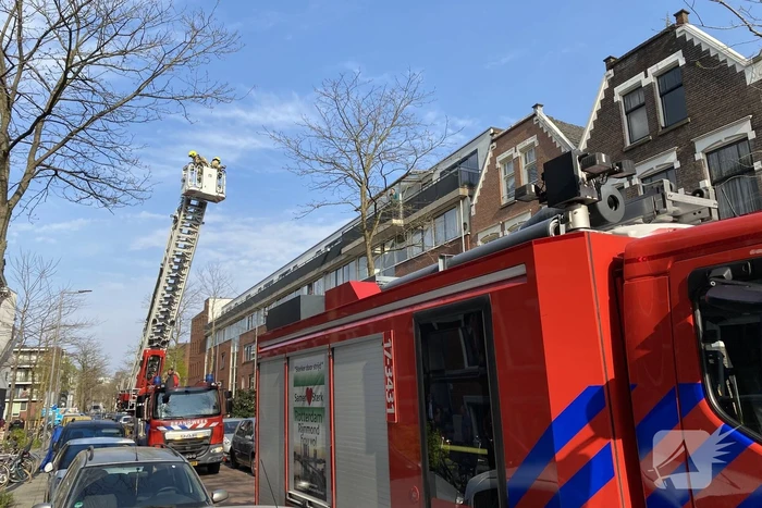 Brandweer blust brand op dakterras