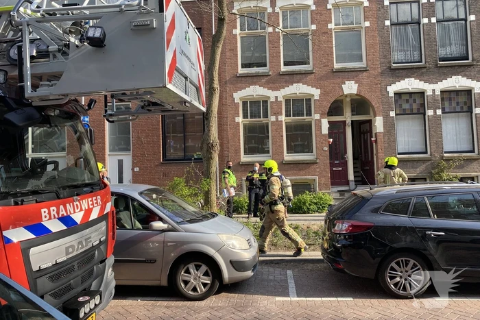 Brandweer blust brand op dakterras