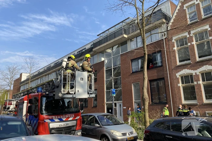 Brandweer blust brand op dakterras
