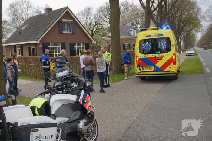 E-bikester en bestelbus met elkaar in botsing