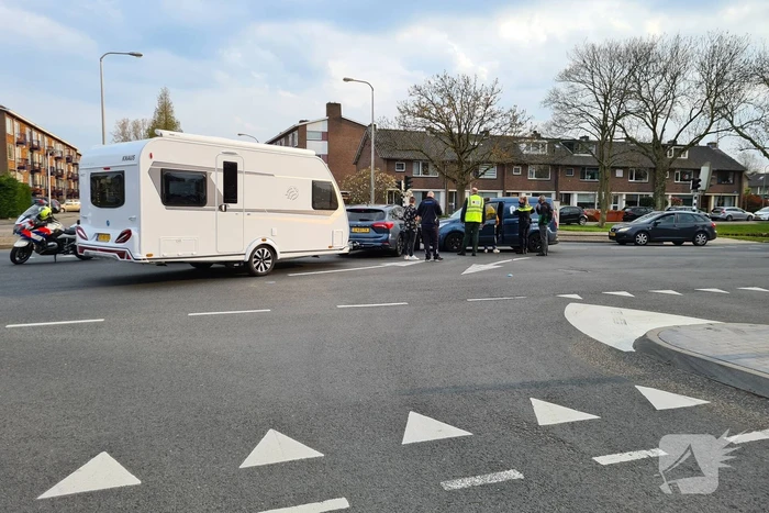 Personenauto met caravan in botsing met bestelbus