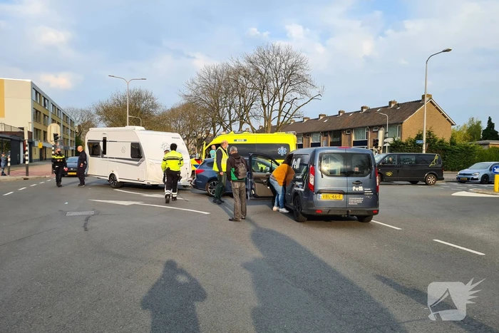 Personenauto met caravan in botsing met bestelbus