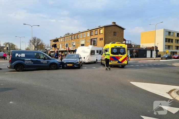 Personenauto met caravan in botsing met bestelbus