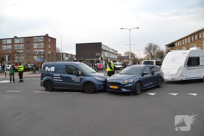 Personenauto met caravan in botsing met bestelbus