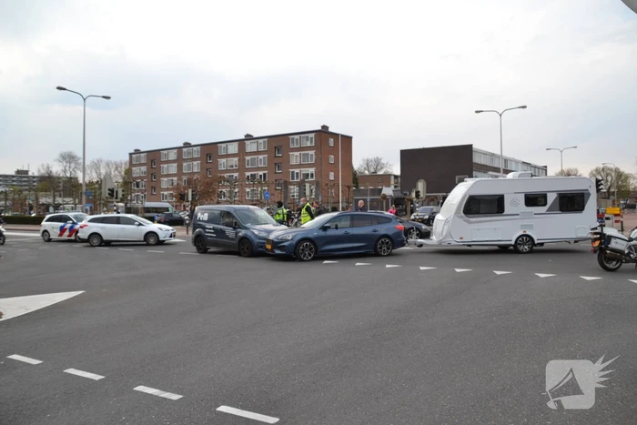 Personenauto met caravan in botsing met bestelbus