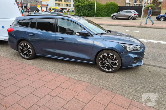 Personenauto met caravan in botsing met bestelbus