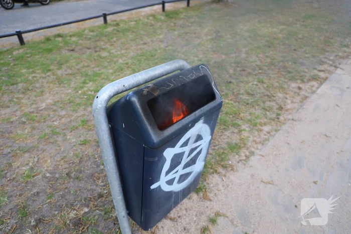 Brandweer blust brand in afvalcontainer