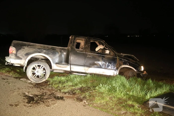 Pick-up truck raakt van de weg