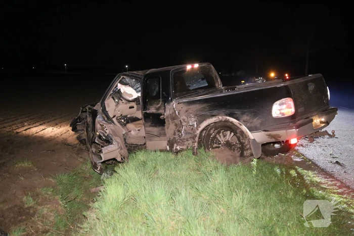 Pick-up truck raakt van de weg