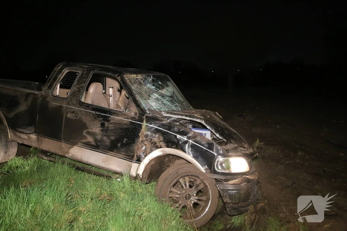 Pick-up truck raakt van de weg