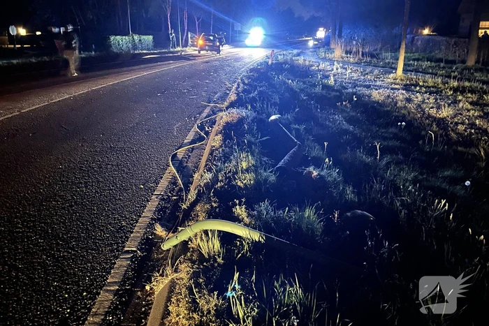 Automobilist rijdt lantaarnpaal uit de grond