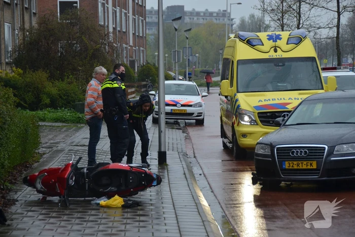 Automobilist ramt scooter na verlaten parkeervak