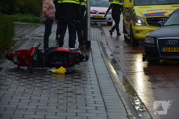 Automobilist ramt scooter na verlaten parkeervak